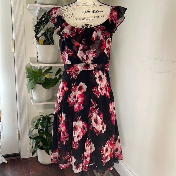 White House Black Market Hug Shoulder Bottom Ruffle Tiered Dress - Picture 1 of 8